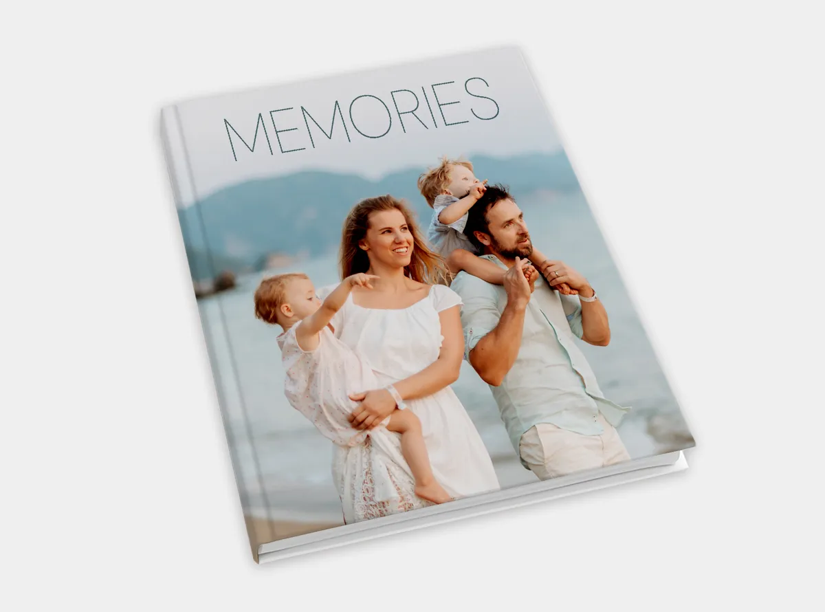 Echtfotobuch Hardcover A4 hoch mit Foto einer jungen Familie am Strand auf dem Cover