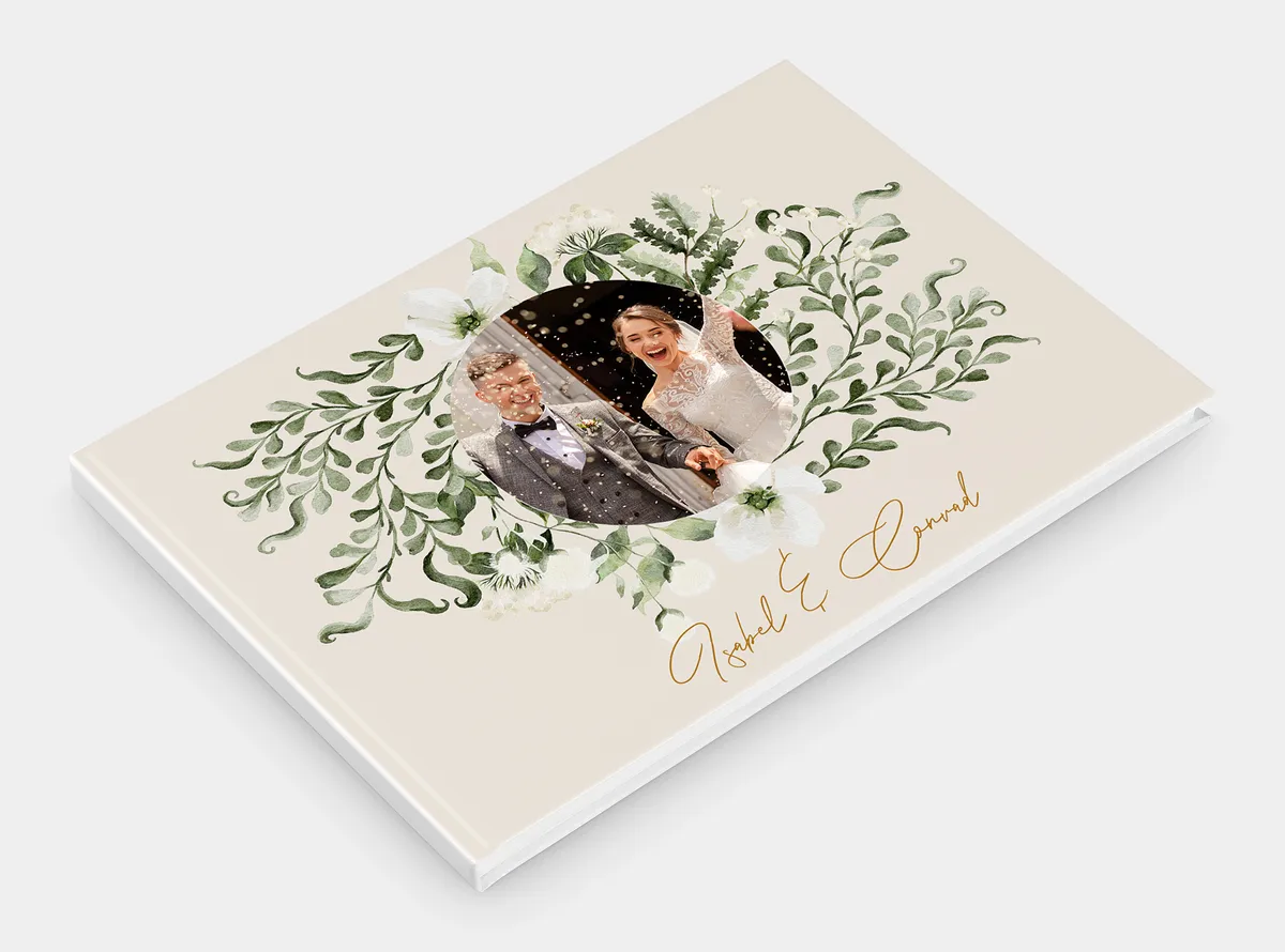 Echtfotobuch Hardcover A4 quer mit Foto eines jungen Hochzeitspaares auf dem Cover