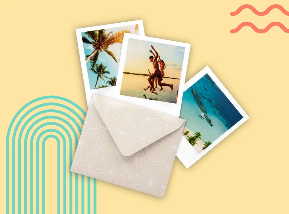 Fotoabzüge im Polaroid-Stil sind mit sommerlichen Motiven bedruckt und liegen zusammen mit einem Briefumschlag auf einem gelben Hintergrund