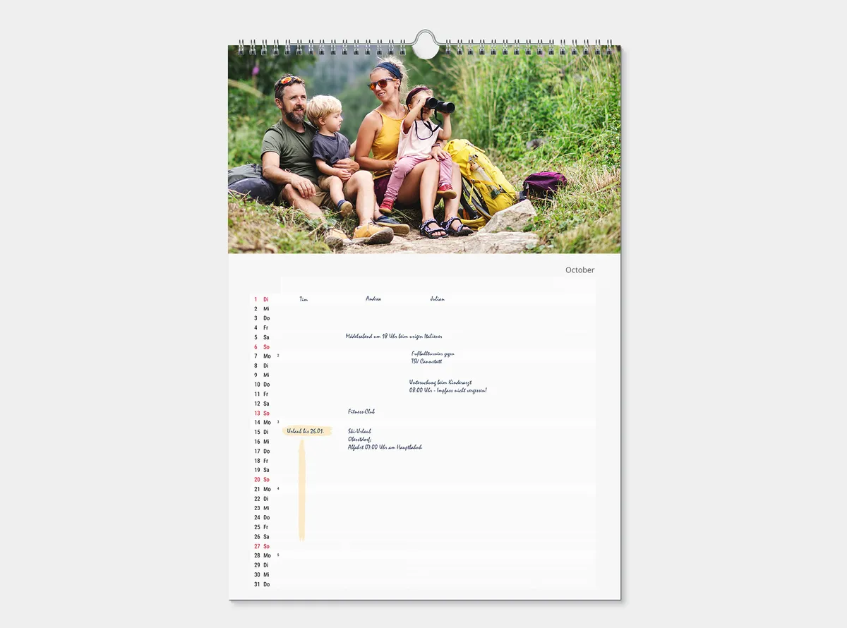 Familienplaner. Mutter umarmt ihren Sohn.