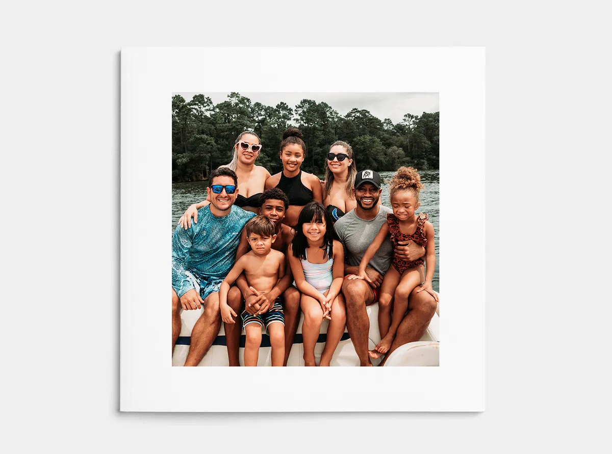 Fotobuch Softcover 20x20 | Familie und Freunde machen ein Gruppenfoto auf einem Boot