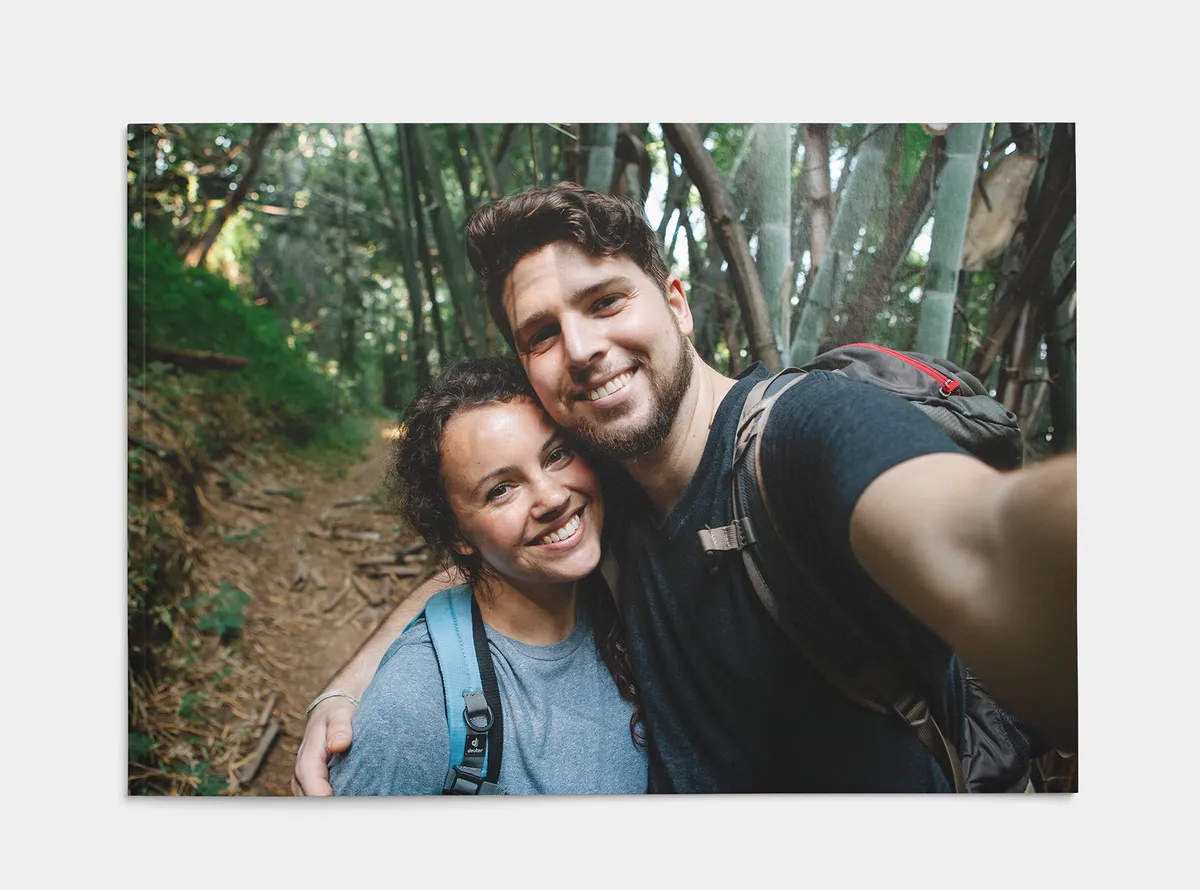 Fotobuch Softcover A4 quer | Pärchen macht ein Selfie auf einem Wanderweg