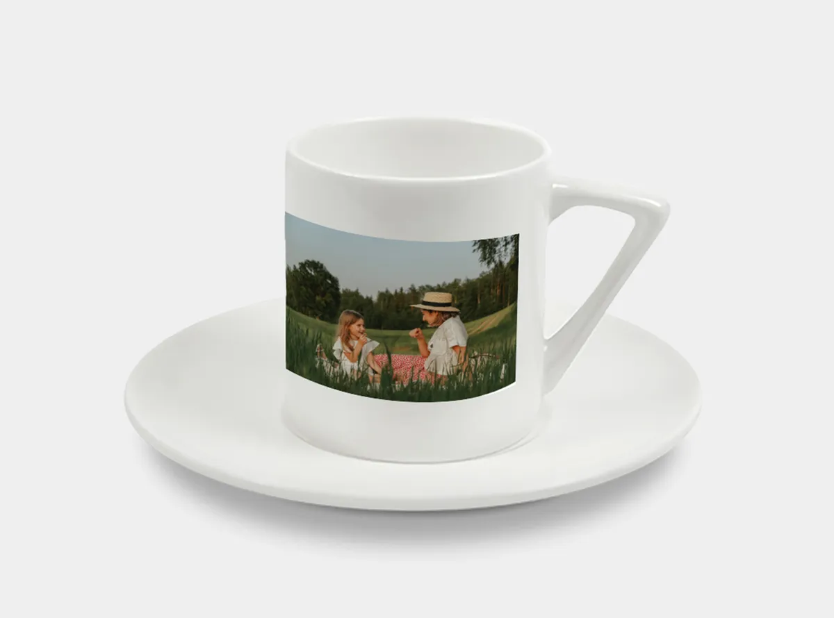Espressotasse mit Foto von Mutter und Tochter beim Picknick