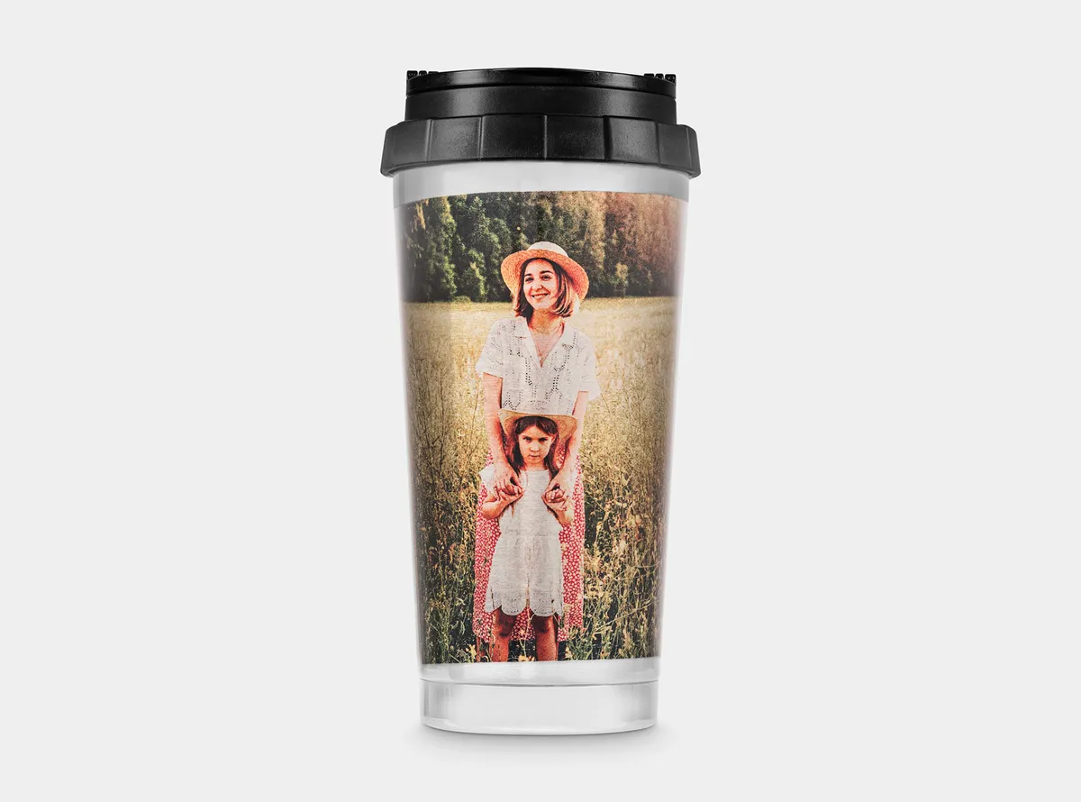 Thermobecher mit Foto von Mutter und Tochter im Sommer auf dem Feld